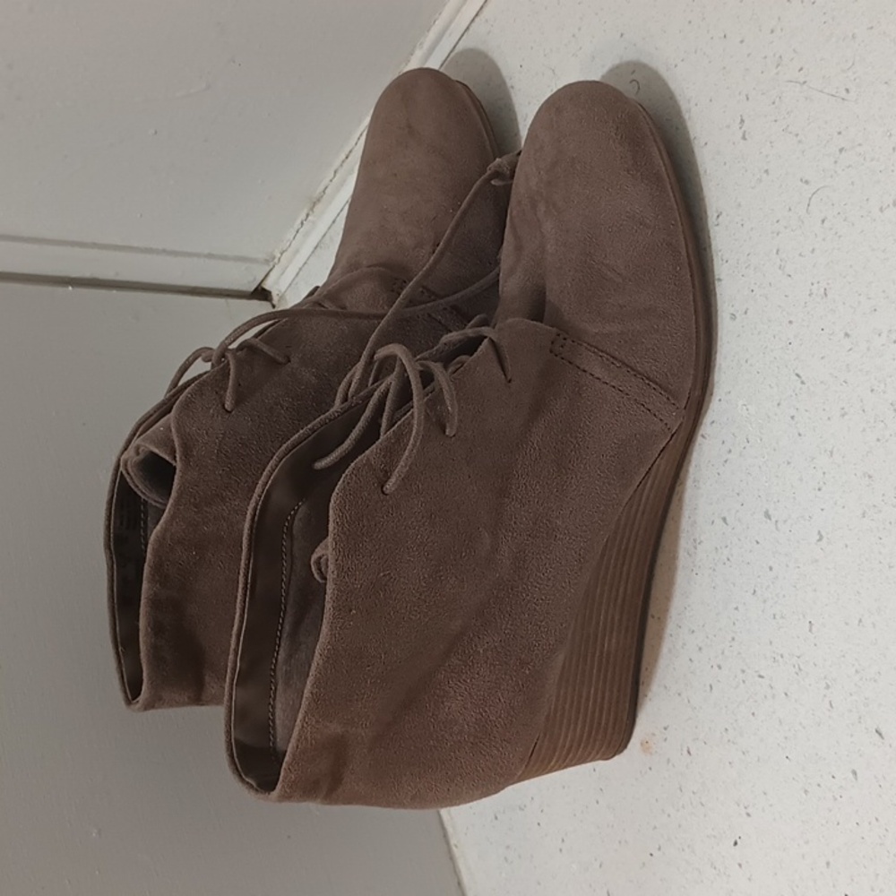 Dr. Scholl's Size 9 Suede Wedge Boots with Memory Foam